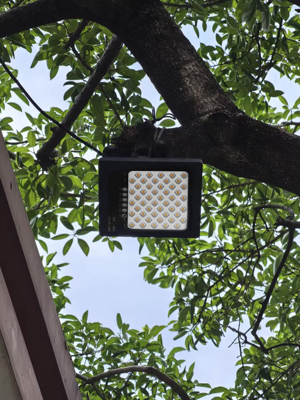 Motion sensing solar led floodlight