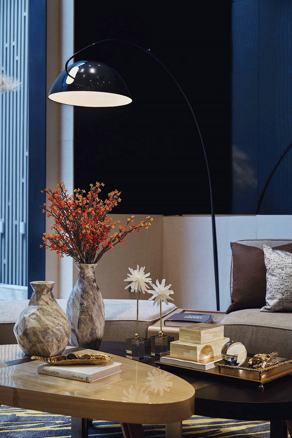 Easy-to-install floor lamp for versatile home use
