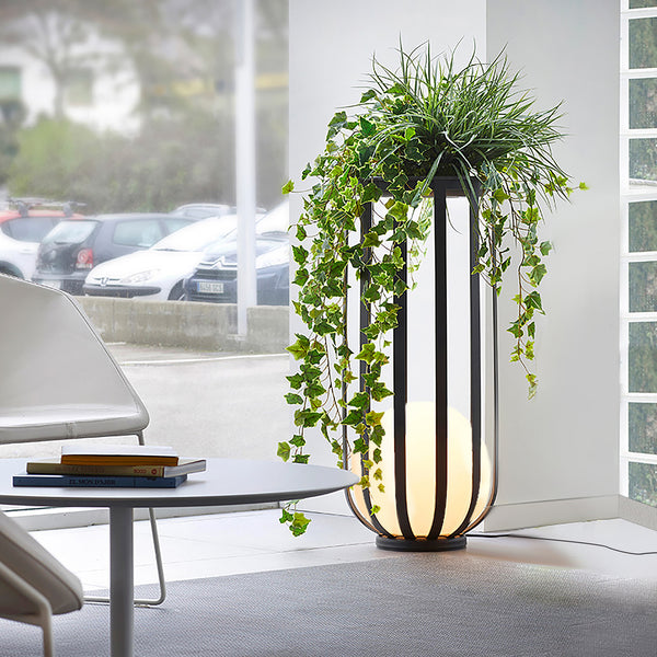 Corrosion-resistant 304 stainless steel lamp body.